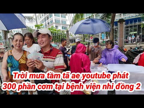 Trời mưa tầm tã! Ae youtube phát 300 phần cơm tại bệnh viện nhi đồng 2