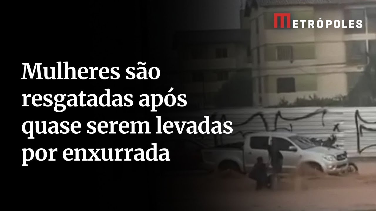 Mulheres são resgatadas após quase serem levadas por enxurrada