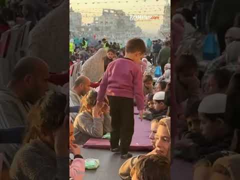 Momen Buka Bersama Ratusan Pengungsi Gaza: Berbagi Tawa dan Berdendang di Tengah Reruntuhan