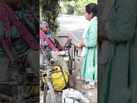 भूख से बेचैन मां #humanity #respect #helping #viralvideo #youtubeshorts