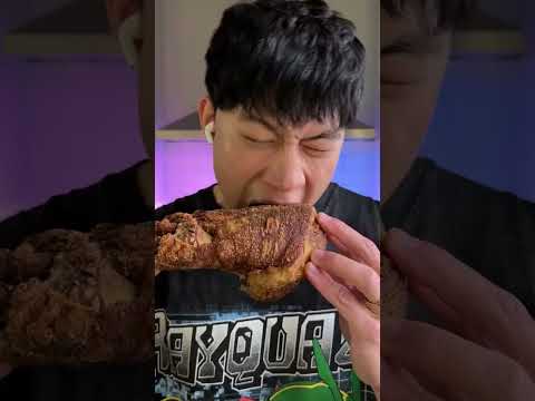Fried Pig Leg 🇹🇭 vs Kentucky Fried Chicken 🇺🇸. Which country wins?!