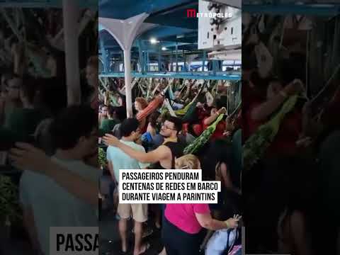 Passageiros penduram centenas de redes em barco durante viagem a Parintins