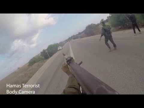 Raffiche di colpi contro le auto dei civili israeliani: il nuovo video della strage di Hamas