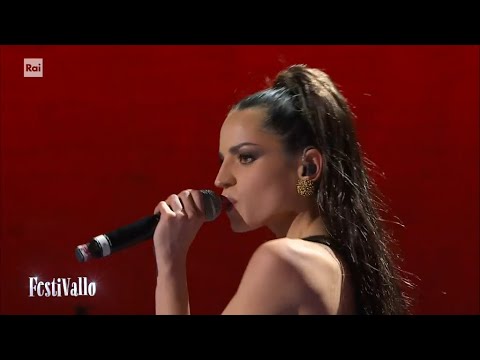 Lyane canta 