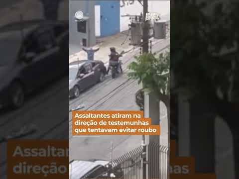 Assaltantes atiram na direção de testemunhas que tentavam evitar roubo em SP #Shorts #FalaBrasil