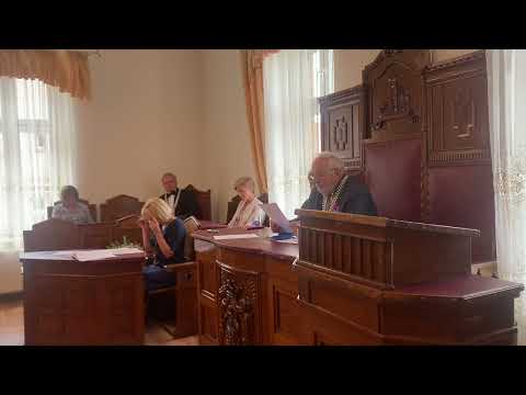 Kadr z filmu LVIII nadzwyczajna sesja Rady Miejskiej Chojnowa