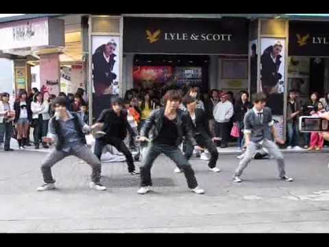 【TVXQ】【F(x)】【SHINee】【2NE1】西門町街頭表演 by Flight! & 東方亂舞團