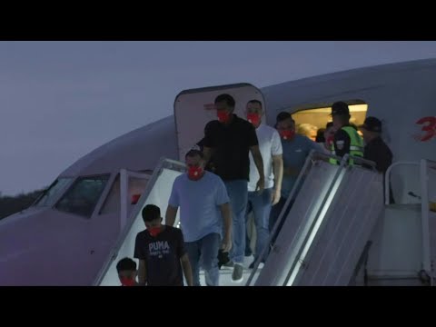 Plan lands in Venezuela with migrants freed by El Salvador | AFP