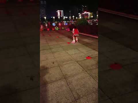 #六一儿童节 #轮滑 看着你认真的样子,教练也不忍心说同手同脚了,也许这是新创的“摸麻将”滑行