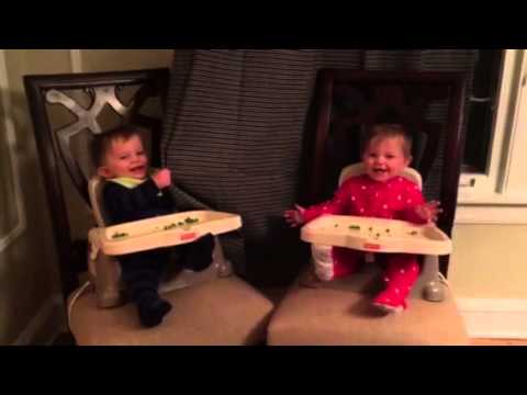 Преслатки бебиња близнаци играат криенка