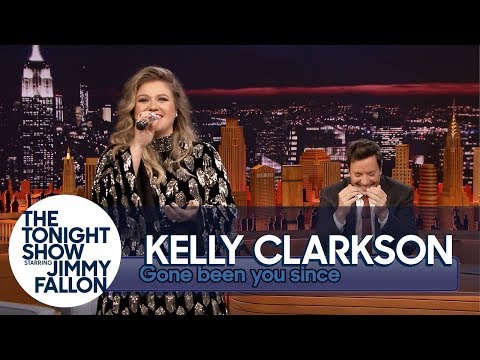 Kelly Clarkson Sings