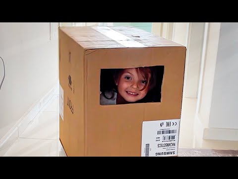 Милаша прячется от папы дома Milasha hides from dad at home