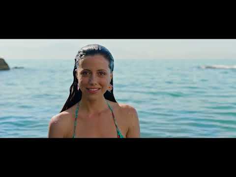 イタリアの巨匠パオロ・ソレンティーノ監督作『パルテノぺ ナポリの宝石』海からパルテノペから上がる本編映像