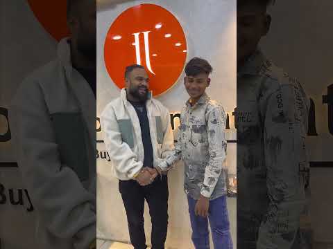 Rahul आ गए अपना iPhone लेने।