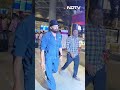 Bobby Abrar Deol ने Airport पर प्रशंसकों के साथ पोज़ दिया - 00:56 min - News - Video