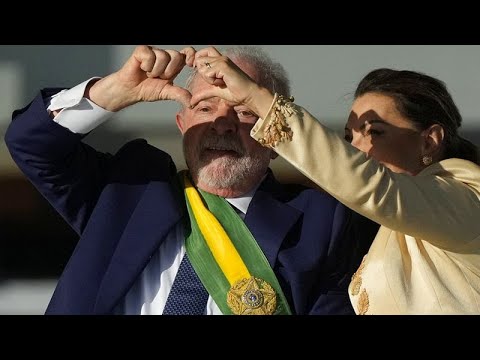 Lula da Silva recebe faixa das mãos do povo
