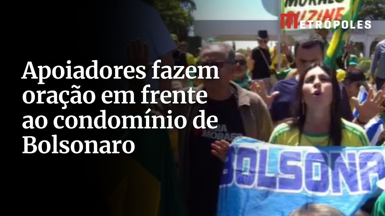 Apoiadores fazem oração e protesto no condomínio de Bolsonaro