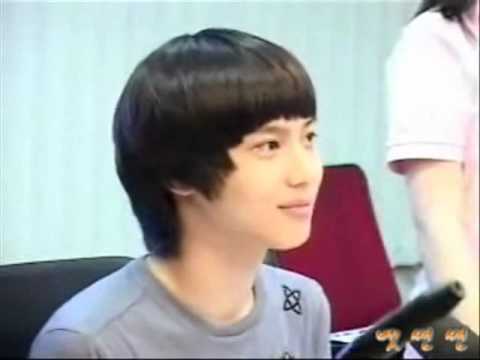 Taemin is surprised @ JongHyun's cracked voice (longer version)