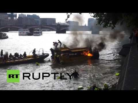 «Человек за бортом!»: туристы прыгают с горящего автобуса-амфибии в Темзу
