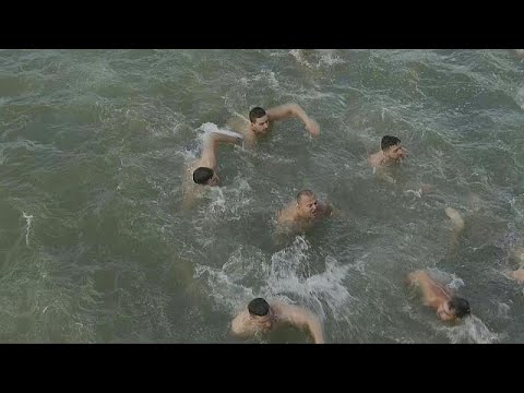 بدون تعليق: المؤمنون الأرثوذكس في صربيا يسبحون في النهر الجليدي عشية عيد الغطاس