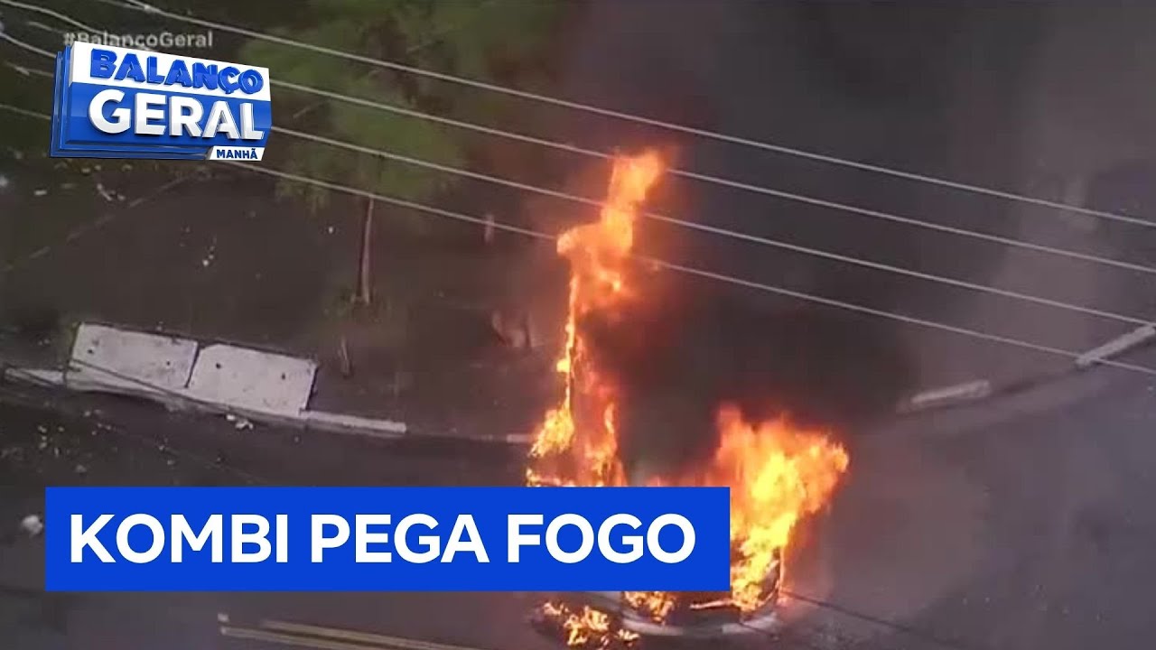 Kombi pega fogo perto de posto de gasolina em Osasco  TV Online Kombi pega fogo perto de posto de gasolina em Osasco