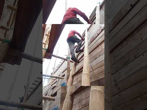 EL ROL DE LA ESCALERA DE  BAMBÚ PARA CONSTRUIR UN BARCO DE ATÚN