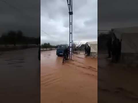 الأمطار تغرق خيم النازحين في ريف حلب