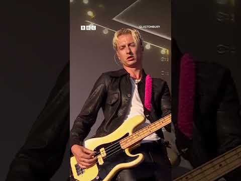 A dreamy rendition of a classic, Wolf Alice cover Fleetwood Mac 💚⁣