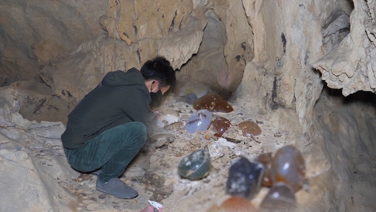 A rural boy miraculously unearthed a large number of rare crystals. He's going to be rich!