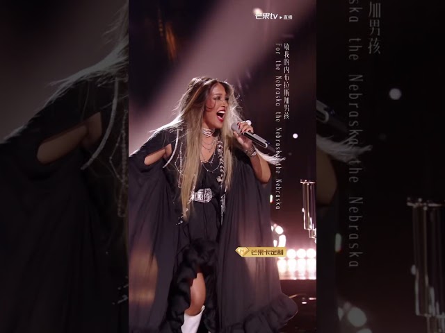 #MickeyGuyton 歌手舞台直拍《Yoü and I》当旋律遇上她未经修饰的真诚 连最简单的歌词都有了穿透岁月的力量 #歌手2025 #singer2025 #mangotv #shorts