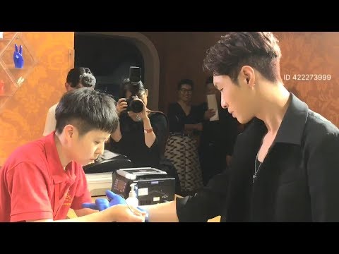 170908 张艺兴 Zhang Yixing LAY Madame Tussauds Tour + Wax Figure Reveal