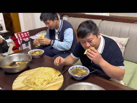 大家吃过山药五花肉炖松娥吗? 冷冷的阴雨天来上这么一锅,再配个软乎乎的小油饼,吃的是又暖和又舒坦…#四胞胎和大哥 #日常vlog