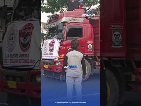 Video thumbnail Ribuan sopir truk geruduk Surabaya Jalanan lumpuh total