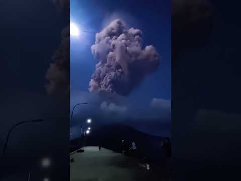 Indonesia’s Mount Ruang continues to erupt, spewing smoke and lava | DW News