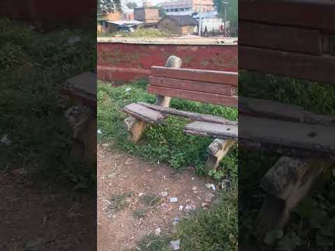 रघुनाथपुर स्टेशन पर ये कुर्सी खराब हो गया है नया बेंच लगाए महिलाएं का साड़ी फंस कर फट जाता है