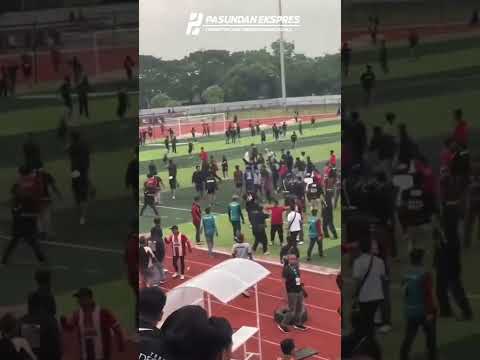 Para suporter Persipa melampiaskan kekecewaannya usai tim kesayangan mereka takluk oleh Persipura