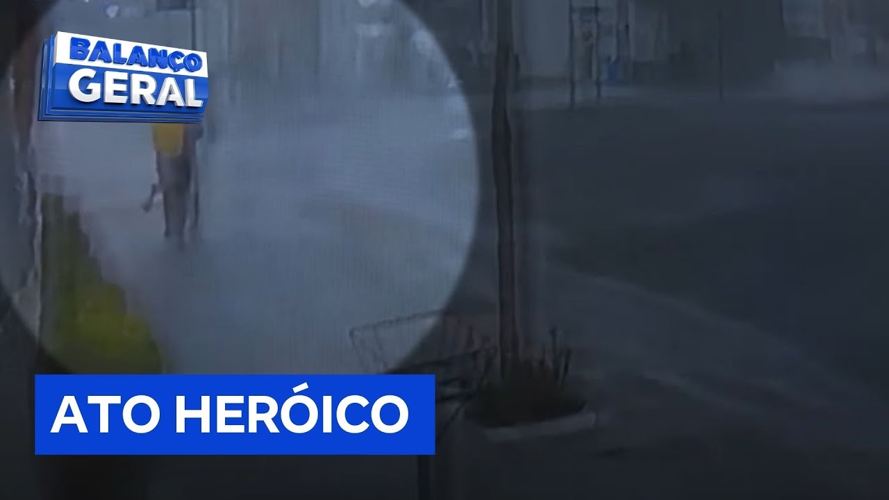 Homem desiste de recuperar moto e salva jovem arrastada por enxurrada