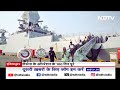 Somaliya से पकड़े गए 35 समुद्री लुटेरे को Warship INS Kolkata ने किया Police के हवाले  - 02:28 min - News - Video