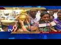 Lal Darwaza Bonalu - PV Sindhu, MP Kavitha offer Bonam to Goddess