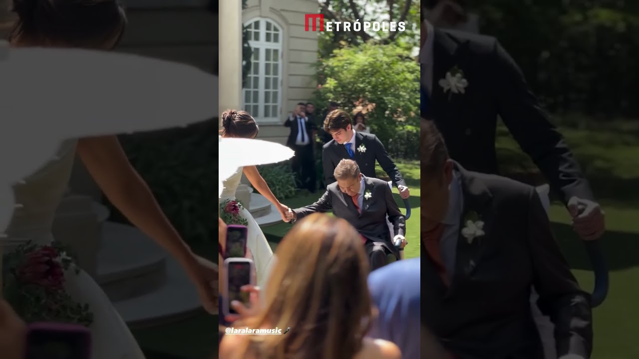 De cadeira de rodas Faustão leva filha Lara ao altar