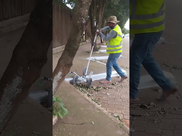 Máquina de pintar meio fio
