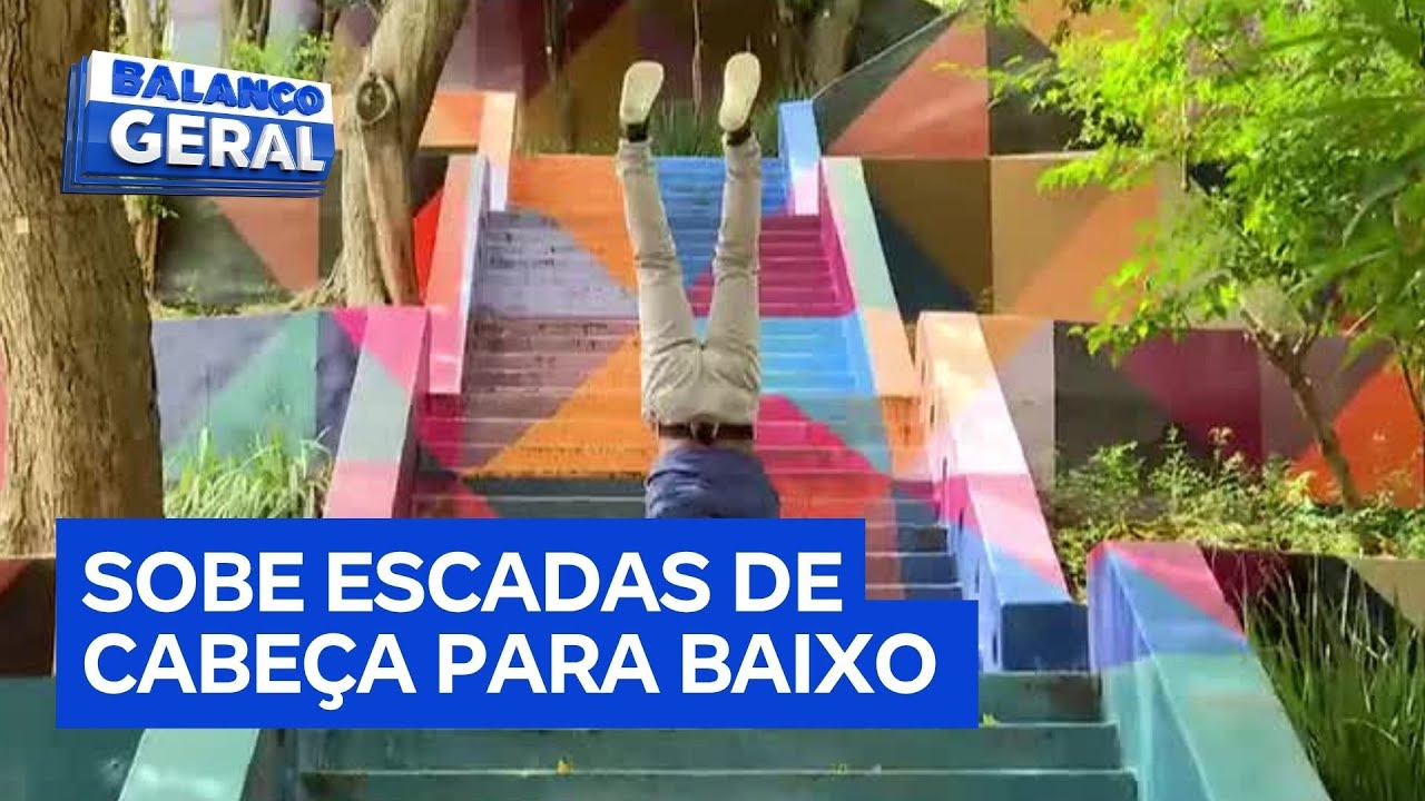 HomemBananeira sobe escadas de cabeça para baixo e chama atenção pelas ruas de São Paulo TV Online Homem Bananeira sobe escadas de cabeça para baixo e chama atenção pelas ruas de São Paulo