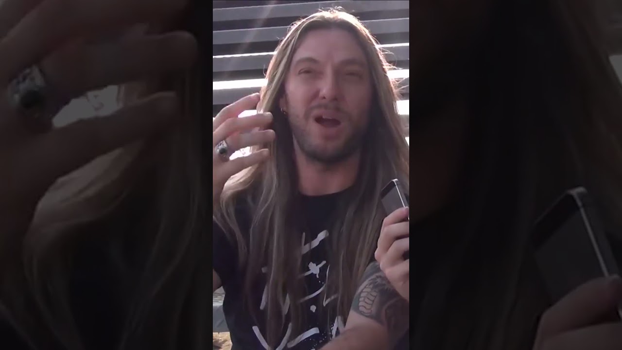 Por que Edu Falaschi mudou a letra de "Angels And Demons" no passado?