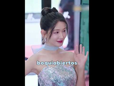 La mujer descubre que su rival mortal está vestida exactamente igual que ella.