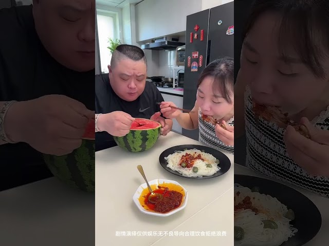 小氣老公以為吃到了雞腿，其實他吃到的只有西瓜，雞腿還在我這裡