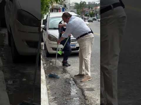 ÍCONE! Jacquin varre calçada de restaurante da 5° temporada | Pesadelo na Cozinha