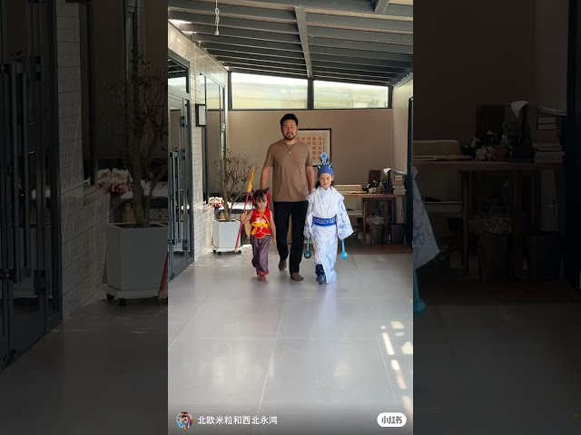 王总同时拥有真人版哪吒和敖丙！#三三 #力安 #爸爸当家慢享季 #daddyathomeslowliving #chinesebaby #sansan #lian