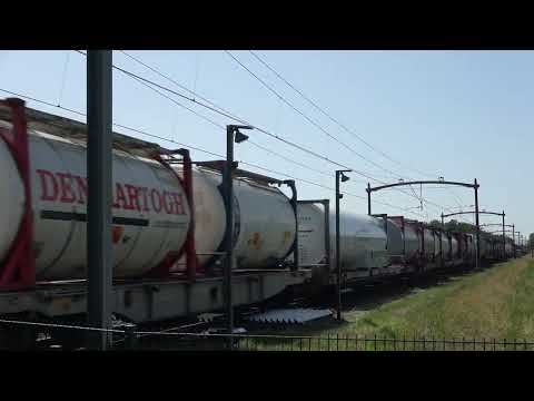 Crossrail 6306 + 186 220 met containertrein en DB Cargo 193 360 met containertrein kruisen in Hulten
