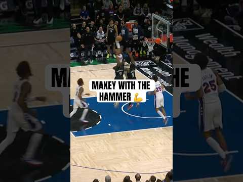 Tyrese Maxey on two defenders 😱