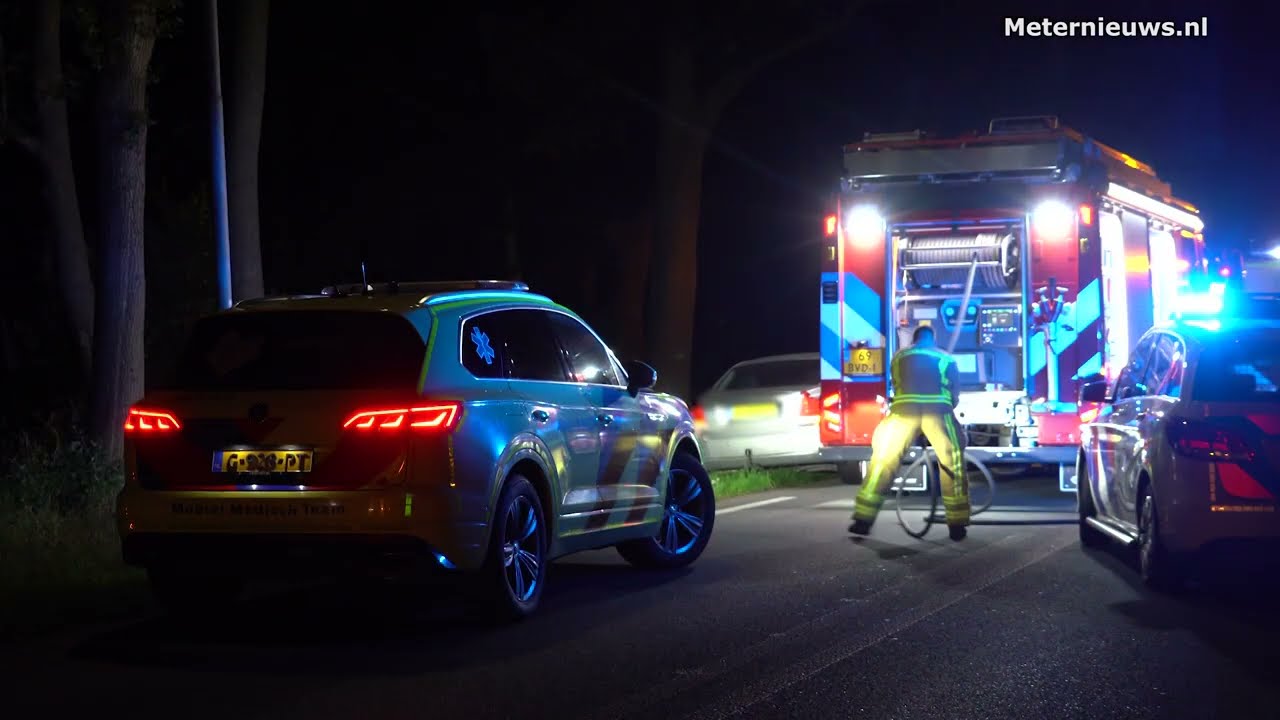 Automobilist zwaargewond bij botsing tegen boom (Video)